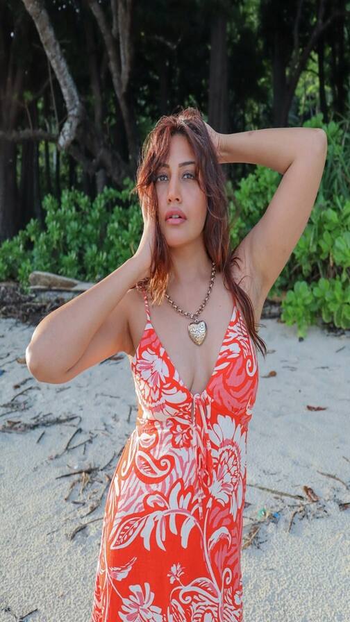 સુરભી ચંદનાએ ફ્લોરલ ડ્રેસમાં કરાવ્યું બોલ્ડ ફોટોશૂટ