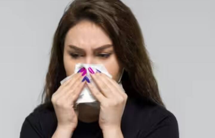 बहती नाक: वायरल फ्लू के कारण अक्सर नाक बंद हो जाती है, नाक बहने लगती है और सांस लेने में कठिनाई होती है।