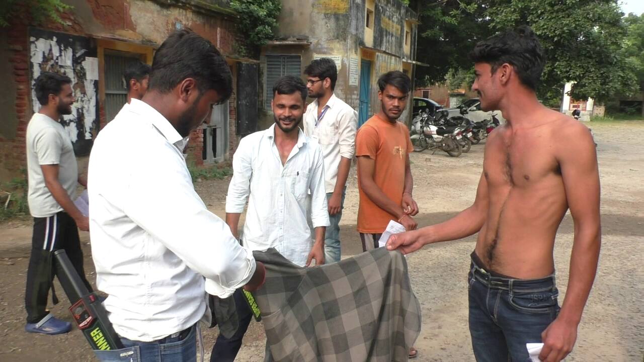 भरतपुर: फोर्थ ग्रेड की परीक्षा में कड़ाई से जांच, शर्ट की बाजू काटी, महिलाओं की चेन उतरवाई