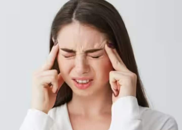 तेज़ सिरदर्द और थकान: वायरल फ्लू शरीर की प्रतिरक्षा प्रणाली को कमज़ोर कर देता है, जिससे तेज़ सिरदर्द, थकान और कमज़ोरी होती है। अगर नज़रअंदाज़ किया जाए तो ये लक्षण लंबे समय तक बने रह सकते हैं।