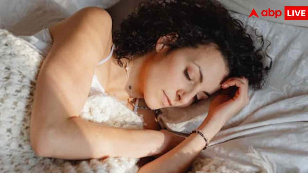 परफेक्ट स्लीप रूटीन के लिए सोते समय पहनें सॉक्स, जानिए वैज्ञानिक कारण और फायदे harvard sleep trick Wear socks while sleeping for perfect sleep routine how socks improve sleep quality scientific reasons and benefits परफेक्ट स्लीप रूटीन के लिए सोते समय पहनें सॉक्स, जानिए वैज्ञानिक कारण और फायदे