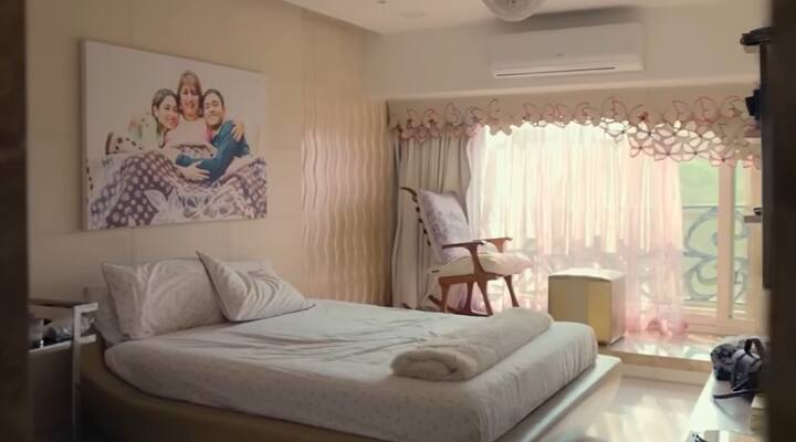 At the same time, when we talk about his bedroom in Tamannaah Bhatia's house, it is not only very beautiful, Koji and full of peace. Low platform beds, big matresses, pink curtains, wall adorned on the borby doll theme ... makes it a dream bedroom.