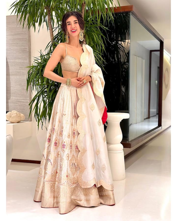 बता दें कि सबा आजाद अपने दम पर करोड़ों की संपत्ति जमा कर चुकी हैं. मीडिया रिपोर्ट्स के अनुसार वो सालाना 5 से 7 करोड़ कमाती हैं.