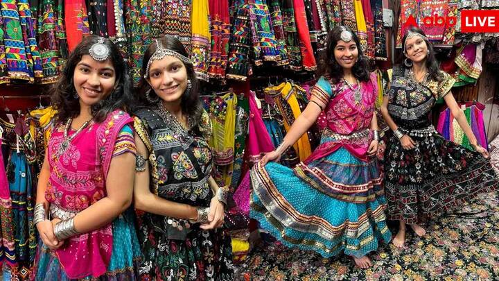 अगर आपके पास कोई पुरानी लेकिन ब्राइट कलर की साड़ी है तो उसे गोटा वर्क वाले ब्लाउज के साथ पहनें. इससे साड़ी को एक नया स्टाइलिश टच मिलेगा. आप चाहे तो ब्लाउज पर मिरर या लेस का काम खुद भी जोड़ सकती हैं.