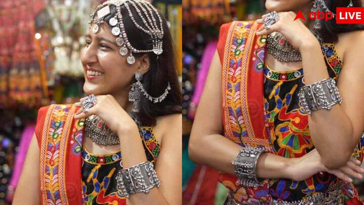 गरबा नाइट पर लहंगा या चोली पहन के साथ भारी गोल्ड ज्वेलरी की जगह ऑक्सीडाइज्ड चोकर, बड़े झुमके, नथ और माथा पट्टी ट्राई करें. ये हल्की भी होती हैं और ट्रेडिशनल आउटफिट के साथ बहुत बेस्ट रहती हैं.