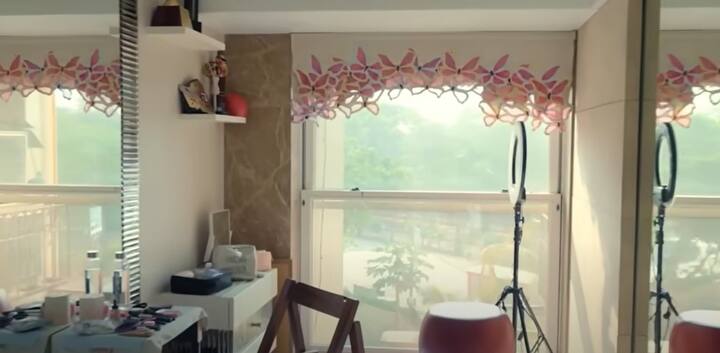 At the same time, the dressing room is also not only a special place of this house but also very stylish. It has been given executive looks with pink floral coctains and large glass panels. According to the beauty routine of the actress, this place appears perfect.