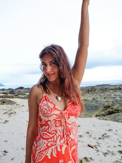 समंदर किनारे सुरभि चंदना ने डीप नेक ड्रेस में दिखाया जलवा, टीवी की 'नागिन' के हुस्न पर फिदा हुए फैंस