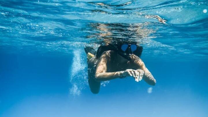 स्कूबा डाइविंग से पहले कुछ जरूरी सावधानियां बरतना बेहद जरूरी होता है. डाइविंग हमेशा किसी प्रमाणित ट्रेनर या इंस्ट्रक्टर की निगरानी में करनी चाहिए. मेडिकल चेकअप जरूरी है ताकि यह सुनिश्चित हो सके कि डाइवर को अस्थमा, हृदय रोग या कान की समस्या जैसी कोई हेल्थ कंडीशन नहीं है.