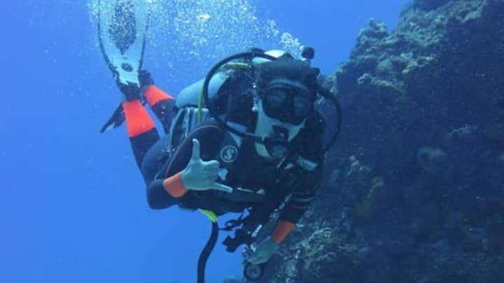 एडवांस्ड ओपन वॉटर डाइवर्स को 30 मीटर (100 फीट) की सीमा तक सुरक्षित गोता लगाने की अनुमति होती है. सामान्य मनोरंजक डाइविंग के लिए यही अधिकतम सीमा मानी जाती है. वहीं, तकनीकी गोताखोर विशेष प्रशिक्षण और उपकरणों के साथ 40 मीटर से भी ज्यादा गहराई तक जा सकते हैं.