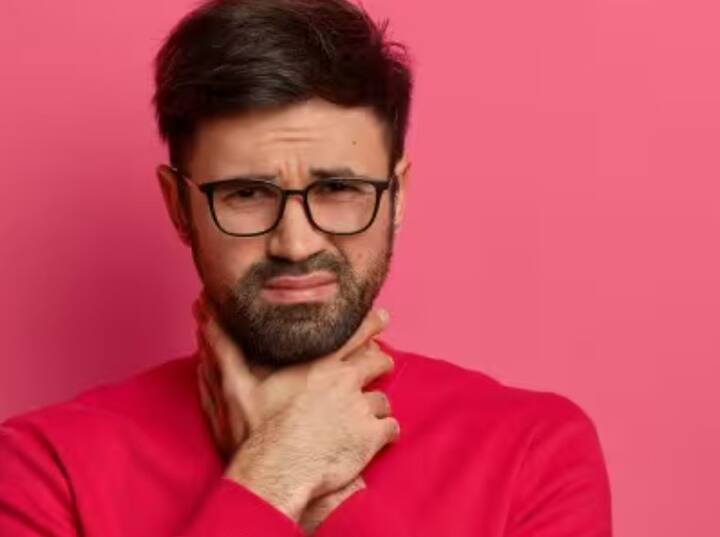 गले में खराश: इन्फ्लूएंजा वायरस गले को प्रभावित करता है। दर्द, सूजन या गले में खराश वायरल फ्लू का लक्षण हो सकता है। इसे नज़रअंदाज़ करने से संक्रमण का खतरा बढ़ सकता है।