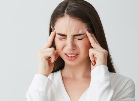 तेज सिरदर्द और थकान: वायरल फ्लू शरीर की रोग प्रतिरोधक क्षमता को कमजोर करता है. इसकी वजह से तेज सिरदर्द, थकान और कमजोरी महसूस होती है. यह लक्षण नज़रअंदाज करने पर लंबे समय तक बने रह सकते हैं.