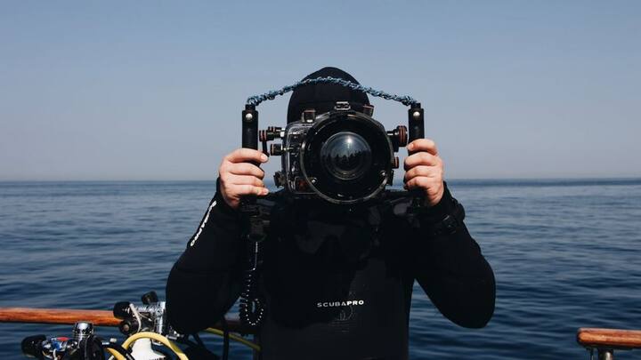 डाइविंग के दौरान धीरे-धीरे ऊपर आना, सेफ्टी स्टॉप करना और सही ब्रीदिंग पैटर्न फॉलो करना बेहद जरूरी है. साथ ही, पर्याप्त नींद लेना और शराब या दवाइयों के असर से बचकर ही डाइविंग करना चाहिए.