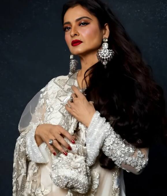 आखिर क्या खाती हैं रेखा कि 70 साल की उम्र में भी हैं इतनी खूबसूरत? एक्ट्रेस की पूरे दिन की डाइट प्लान का हो गया खुलासा