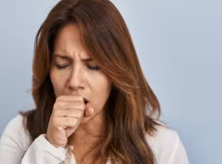 लगातार खांसी और कफ: अगर खांसी कई दिनों तक बनी रहे और साथ में कफ भी आए, तो यह सामान्य सर्दी-ज़ुकाम नहीं, बल्कि वायरल फ्लू हो सकता है। खासकर रात में खांसी आना इस संक्रमण का संकेत है।