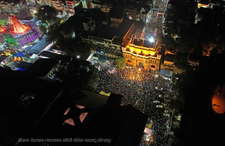 भाविकांना देवीचे दर्शन अतिशय कमी वेळेत आणि चांगल्या पद्धतीने घेता यावं यासाठी पश्चिम महाराष्ट्र देवस्थान समितीने दर्शन रांग तयार केली आहे.