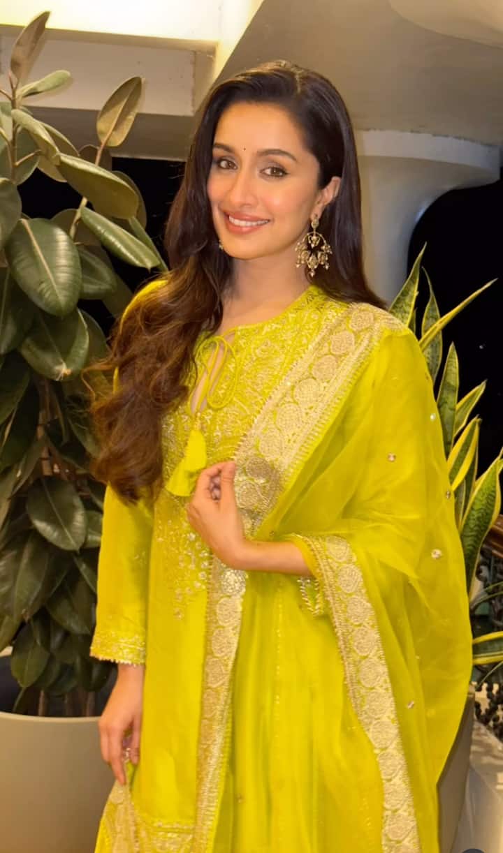 In this picture, Shraddha Neon is seen in a beautiful suit of yellow color. The silver embroidery and border scarf is giving her look to her look. Long open hair, statement earrings and soft makeup are increasing their elegance.