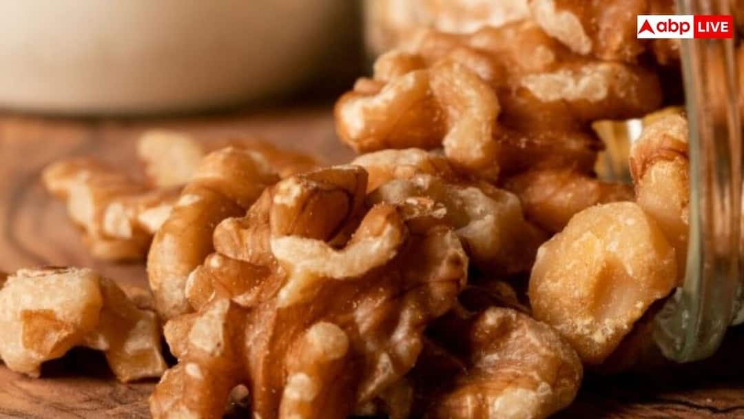 best time to eat soaked walnuts doctor advice abp news Benefits of Soaked Walnuts: भीगे अखरोट खाने का सबसे सही समय क्या है? डॉक्टर से जानिए इसके फायदे