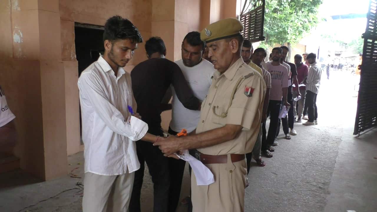 भरतपुर: फोर्थ ग्रेड की परीक्षा में कड़ाई से जांच, शर्ट की बाजू काटी, महिलाओं की चेन उतरवाई