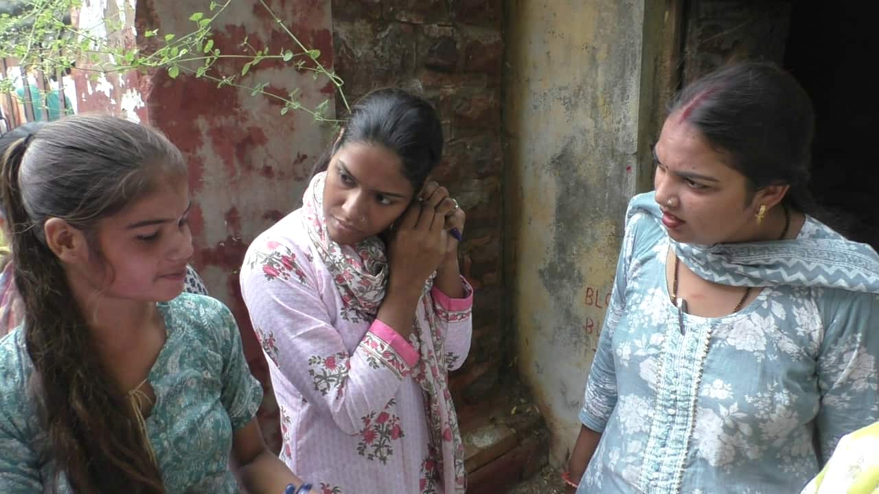 भरतपुर: फोर्थ ग्रेड की परीक्षा में कड़ाई से जांच, शर्ट की बाजू काटी, महिलाओं की चेन उतरवाई