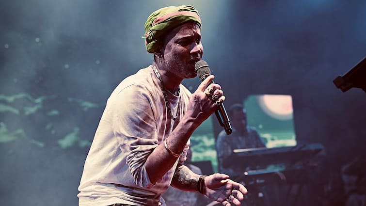 Chaos At Guwahati Airport As Fans Waiting For Zubeen Garg’s Body Break Through Barricades
