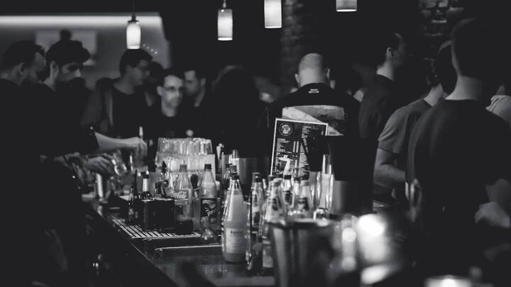 पंजाब में नियम सबसे सख्त हैं. यहां घर में केवल दो बोतल देसी या विदेशी शराब रखने की अनुमति है. इससे अधिक स्टॉक रखने के लिए लाइसेंस अनिवार्य है.