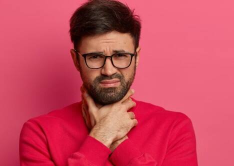 गले में खराश और दर्द: इन्फ्लुएंजा वायरस गले पर असर डालता है. खराश, जलन या गले में दर्द होने लगे तो यह वायरल फ्लू का संकेत हो सकता है. इसे अनदेखा करना संक्रमण को और बढ़ा सकता है.