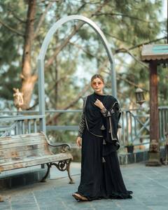 टीवी की 'क्वीन' है ये एक्ट्रेस, सोशल मीडिया पर चलता है राज, ब्लैक ड्रेस पहन लगीं हुस्न परी