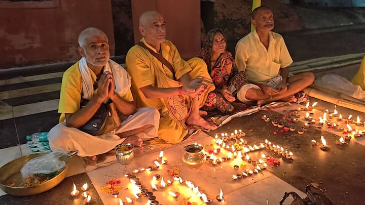 गया में आयोजित पितृपक्ष मेला के दौरान त्रयोदशी के दिन शुक्रवार की शाम फल्गु नदी के किनारे पितृ दीपावली मनाई गई. विभिन्न राज्यों से पिंडदान करने आए लोगों ने अपने–अपने पितरों के नाम सैकड़ों दीप जलाए.