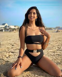 रुपाली गांगुली की सौतेली बेटी की10 तस्वीरें, ग्लैमर में नोरा फतेही को भी देती हैं मात