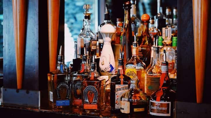 उत्तर प्रदेश में घर पर शराब रखने की सीमा अलग है. यहां विदेशी शराब (व्हिस्की, रम, वोडका, जिन आदि) की अधिकतम 4.5 लीटर यानी लगभग 6 बोतलें रखने की अनुमति है.