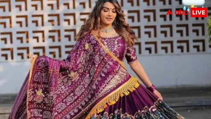 अनारकली गाउन स्टाइल भी बहुत ही रॉयल और ग्रेसफुल लगता है.फ्लोर लेंथ ड्रेस गरबा की रात में खास लुक देती है. सके साथ हल्का सा स्टोल या दुपट्टा लें और छोटे हील्स या फ्लैट्स पहनें.