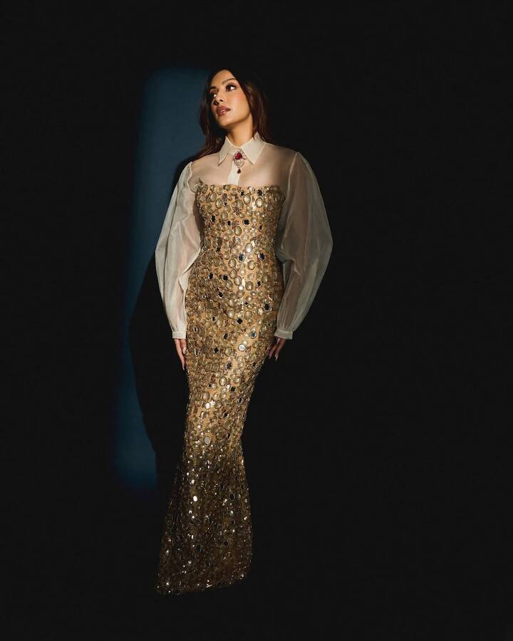 Sahar carried full mirror work golden and white combination bodycon dress, which looked quite stylish. He had nude in nude and open hair. The look of Sahar was making him even more glamorous.