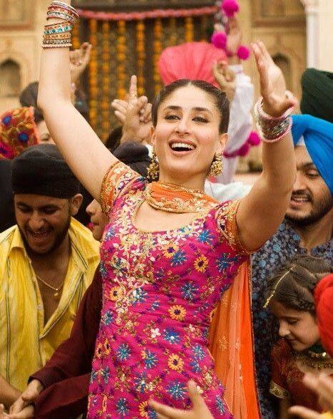 In every film, Kareena Kapoor's outfit and style used to set the trend at that time. Not only this, even today, seeing her unique dressing sense and wardrobe collection, Young Girls take inspiration from them. In the career of 25 years, he has always won the limelight with his style.
