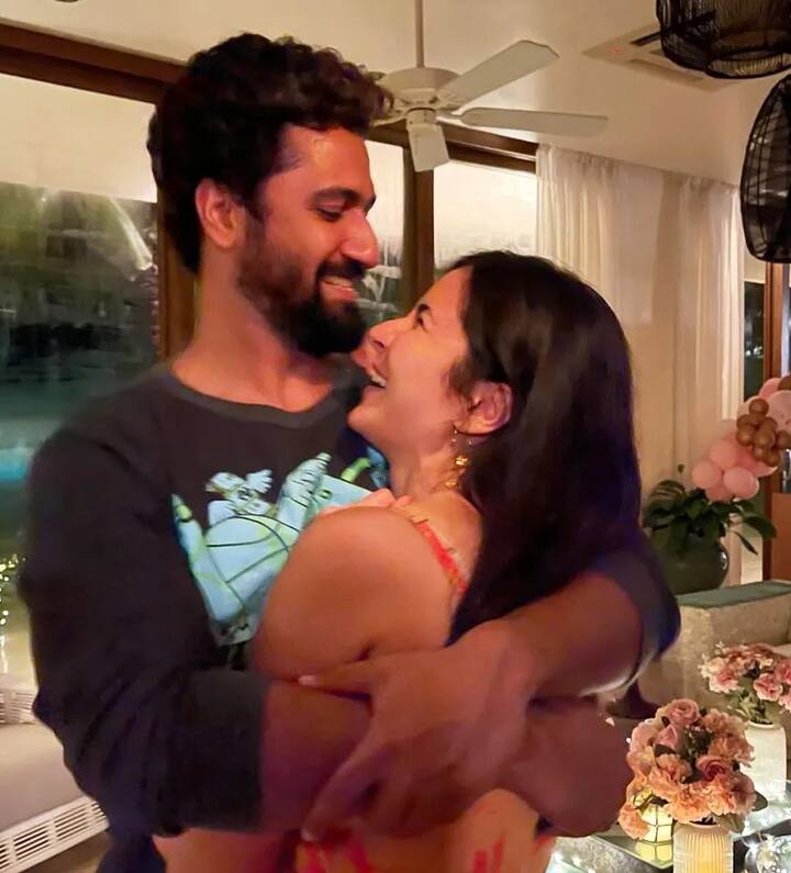 Let me tell you that Vicky Kaushal and Katrina Kaif live in Juhu to be counted in the most posh area of ​​Mumbai. There is a house from Anil Kapoor to Virat-Anushka and Amitabh Bachchan.