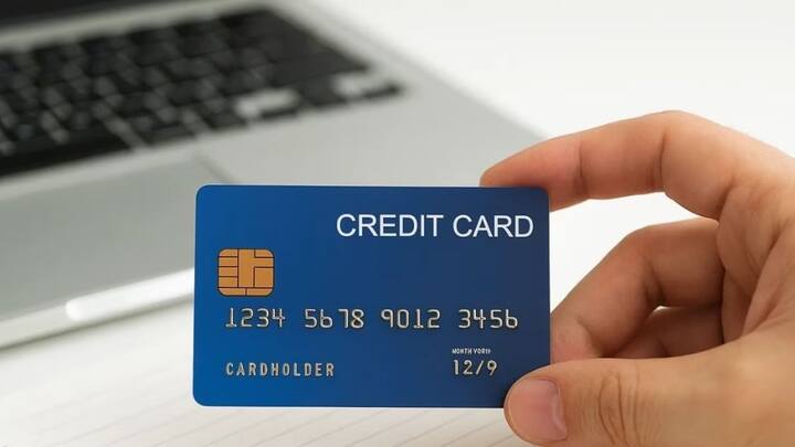 आपको क्रेडिट कार्ड या लोन की लिमिट का सही इस्तेमाल भी जरूरी है. हमेशा पूरी लिमिट का इस्तेमाल न करें. करीब 30–40% तक ही खर्च करें. इससे नजर आता है कि आप पैसे को संतुलित तरीके से इस्तेमाल कर सकते हैं और समय पर चुकता कर सकते हैं.