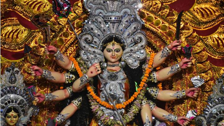 कोलकाता का सुरुचि संघ पंडाल हर साल किसी अलग राज्य की थीम पर सजाया जाता है. यह पंडाल 50 साल से पुराना है और 2003 में इसे सबसे अच्छी सजावट के लिए पुरस्कार भी मिला था.