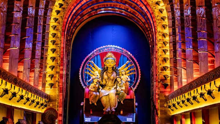 संतोष मित्रा स्क्वायर दुर्गा पूजा ने इस साल भारतीय सेना के ऑपरेशन सिंदूर की सफलता को सम्मान देने के लिए दुर्गा पूजा की थीम इसी पर रखी है.