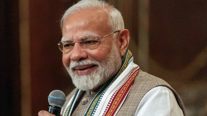 देश के किसानों को पीएम किसान सम्मान निधि योजन के तहत सरकार सालाना 6000 रुपये देती है. जो कि 2000 रुपये की 3 किस्तों में दी जाती है. यह पैसे सीधे उनके बैंक खाते में जाते हैं. .योजना के तहत अब तक कुल 20 किस्तें भेजी जा चुकी हैं.