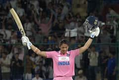 Smriti Mandhana Century News : 17 चौकार, 5 षटकार अन् स्मृती मानधनाचं 50 चेंडूत वादळी शतक, कांगारूंच्या गोलंदाजांना अक्षरशः धू धू धुतले, विराट कोहलीला मागे टाकले