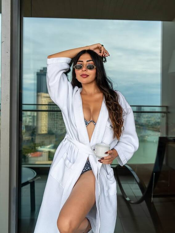 રુમા શર્માનો હોટ લૂક, બાથરોબમાં બતાવી કાતિલ અદા