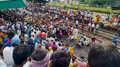 झारखंड: सरायकेला में रेल ट्रैक पर कुड़मी समाज का उग्र प्रदर्शन, दूध मुंहे बच्चों के साथ पहुंची महिलाएं