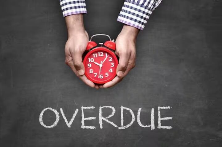 ਜੇਕਰ ਤੁਸੀਂ ਕੋਈ ਭੁਗਤਾਨ ਖੁੰਝ ਗਿਆ ਹੈ ਜਾਂ ਕਰਜ਼ਾ ਨਹੀਂ ਲੈ ਸਕੇ ਹੋ, ਤਾਂ ਇਸਨੂੰ ਤੁਰੰਤ ਅਦਾ ਕਰੋ। ਲੰਬੇ ਸਮੇਂ ਤੱਕ ਗੈਰ-ਭੁਗਤਾਨ ਤੁਹਾਡੇ ਸਕੋਰ ਨੂੰ ਹੋਰ ਘਟਾ ਸਕਦਾ ਹੈ। ਕਿਸੇ ਵੀ ਸਮੱਸਿਆ ਨੂੰ ਹੱਲ ਕਰਨ ਲਈ ਆਪਣੇ ਬੈਂਕ ਜਾਂ ਕ੍ਰੈਡਿਟ ਏਜੰਸੀ ਨਾਲ ਸੰਪਰਕ ਕਰੋ। ਇਸ ਨਾਲ ਤੁਹਾਡੀ ਰਿਪੋਰਟ ਸਾਫ ਹੁੰਦੀ ਹੈ।