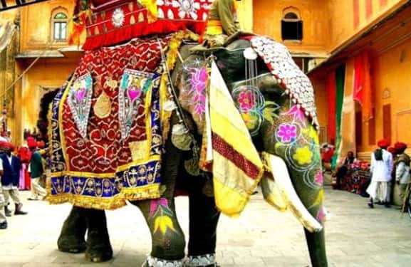 लोक संस्कृति और त्योहार: आगरा की असली खूबसूरती इसकी लोक संस्कृति और त्योहारों में भी झलकती है. तस्वीरों में रंग-बिरंगे कपड़े, नृत्य और मेलों की रौनक देखते ही बनती है.