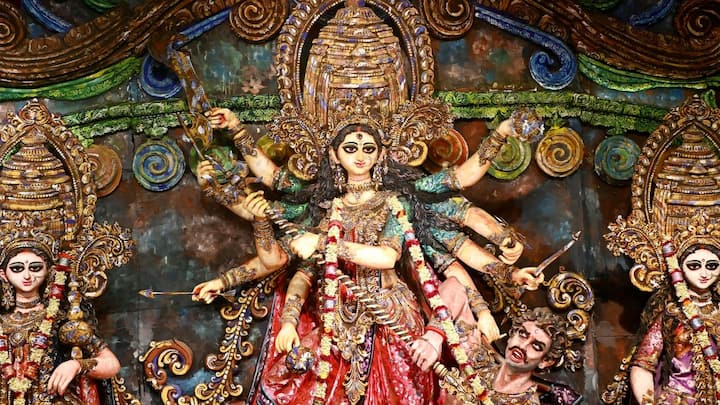 लालबागान के ग्रीन दुर्गा पूजा पंडाल को 8,000 पौधों से सजाया गया है जो हमें पर्यावरण को बचाने का एक महत्वपूर्ण संदेश देता है.