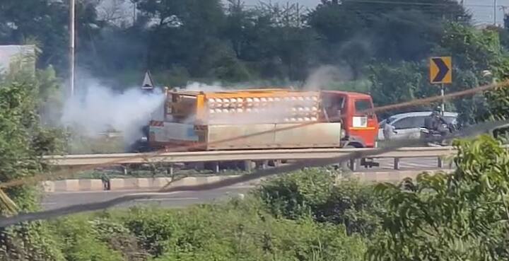 पुणे-नाशिक मार्गावर वाहतुक सुरु असतानाच गॅस गळती सुरु होती.