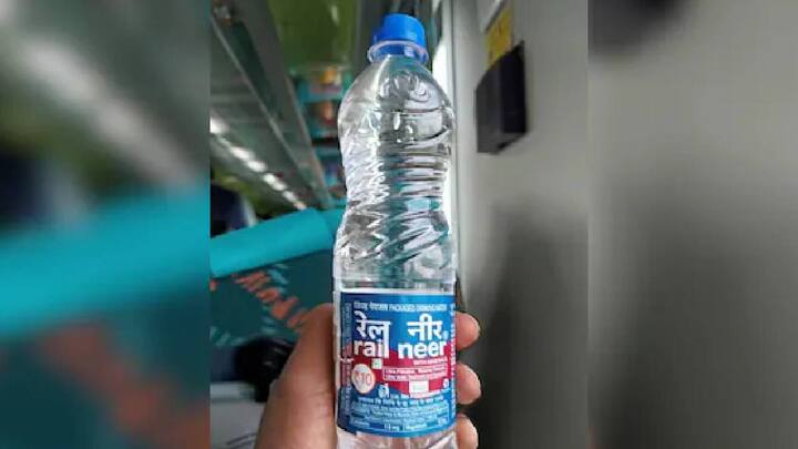 रेल्वे मंत्रालयाकडून याबाबत अधिकृत माहिती ट्विटर हँडलवरुन शेअर करण्यात आली आहे. मात्र, या ट्विटला काही ग्राहकांनी, प्रवाशांनी रिप्लाय करत अद्यापही काही वेंडर्संकडून 15 रुपयांऐवजी 20 रुपये आकारले जात असल्याची तक्रार केली आहे.