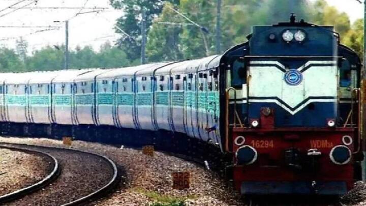 भारतीय रेल्वेनं यासंदर्भातील निर्णय घेतल्याने लाखो प्रवाशांना याचा फायदा होणार आहे. ग्राहकांना जीएसटी कपातीचा लाभ पोहोचविण्यासाठी हा लाभ देण्यात आल्याचे रेल्वेने म्हटलं आहे.