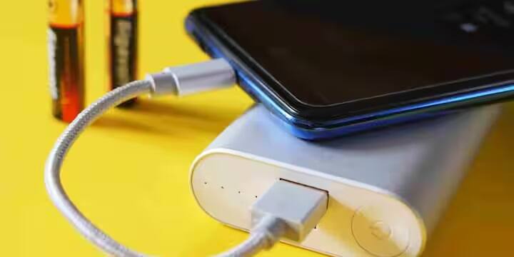 6000mAh બેટરીવાળો ફોન હંમેશા 5000mAh કરતા વધુ સમય સુધી ચાલતો નથી. ક્યારેક મોટા ડિસ્પ્લે, ઉચ્ચ રિફ્રેશ રેટ (120Hz અથવા 144Hz), શક્તિશાળી પ્રોસેસર અને 5G નેટવર્ક વધુ પાવર વાપરે છે. તેથી, બેટરી લાઇફ માત્ર mAh પર જ નહીં પરંતુ ફોનની એકંદર પાવર કાર્યક્ષમતા પર પણ આધાર રાખે છે.