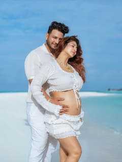 मां बनने वाली हैं 'टीवी की पार्वती', टाइट ड्रेस में बेबी बंप फ्लॉन्ट कर शेयर किया पोस्ट, देखें 10 खूबसूरत तस्वीरें