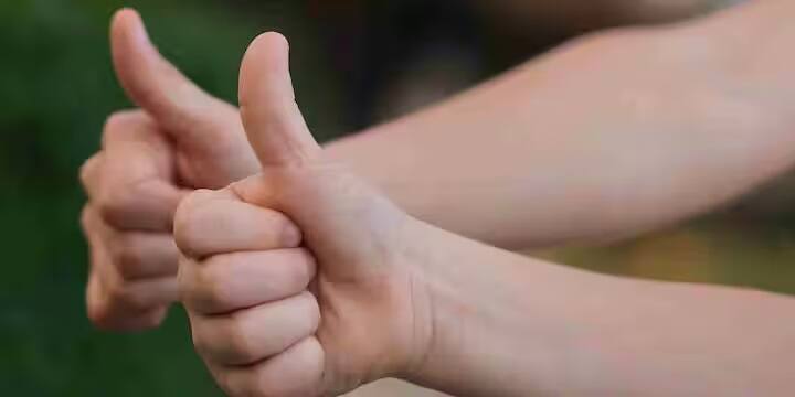 કંપનીના સ્થાપક પુલકિત આહુજા કહે છે કે ભારતે છેલ્લા દાયકામાં આધાર અને UPI જેવી ટેકનોલોજીઓ સાથે મજબૂત ડિજિટલ પાયો બનાવ્યો છે, અને ThumbPay આ ટેકનોલોજીઓનો ઉત્તમ ઉપયોગ છે. તેમાં પ્રમાણિત ફિંગરપ્રિન્ટ સ્કેનર છે જે છેતરપિંડીની શક્યતા ઘટાડે છે. તેમાં એક નાનો કેમેરા અને UV નસબંધી સિસ્ટમ પણ છે.